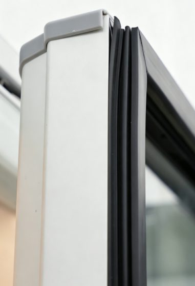 Magnetic gasket profile on a glass door frame edge